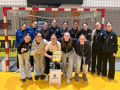 Starší žačky B vezou z turnaje v Zubří 3. místo